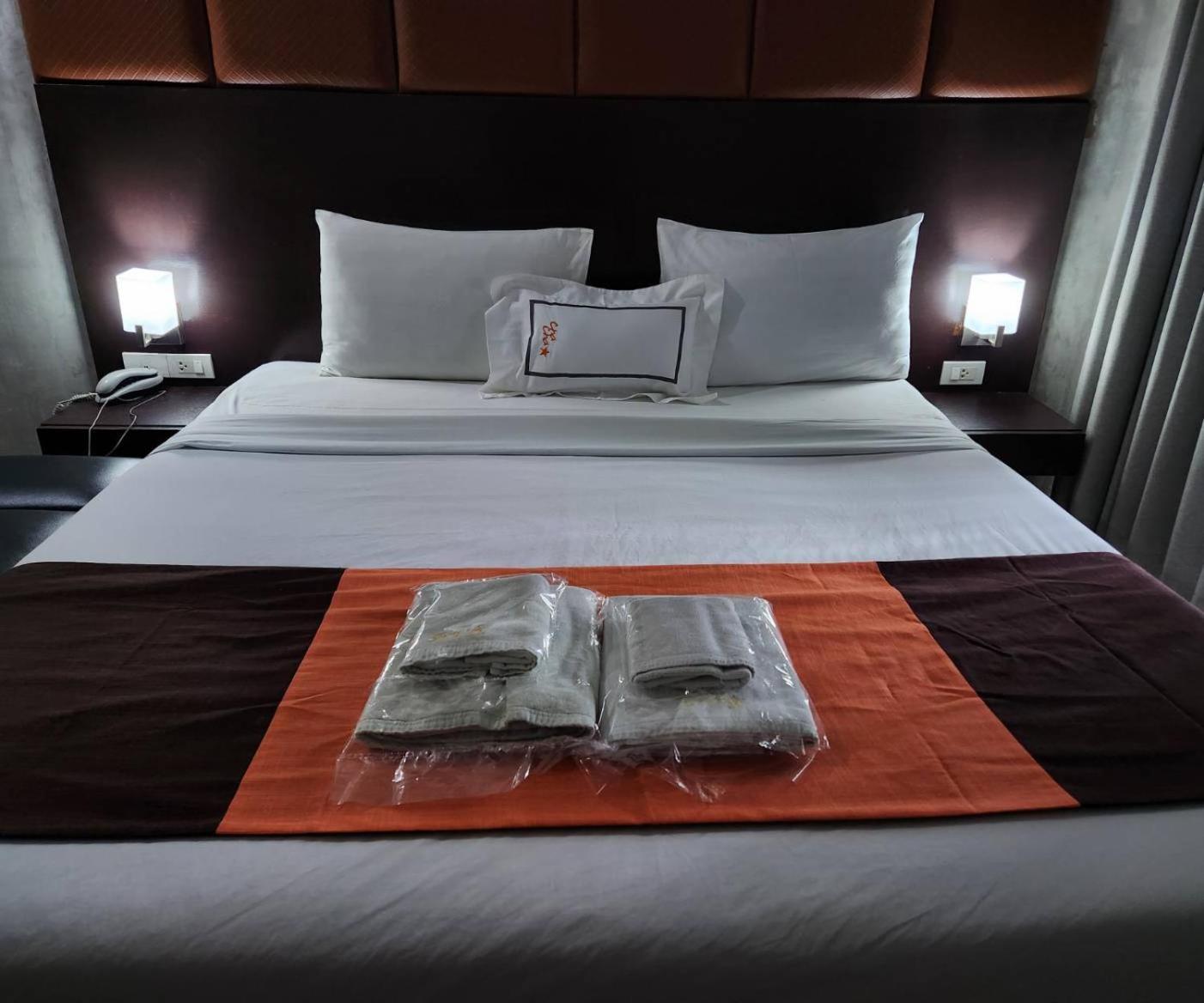 The Bangkok Cha Cha Suite Bagian luar foto