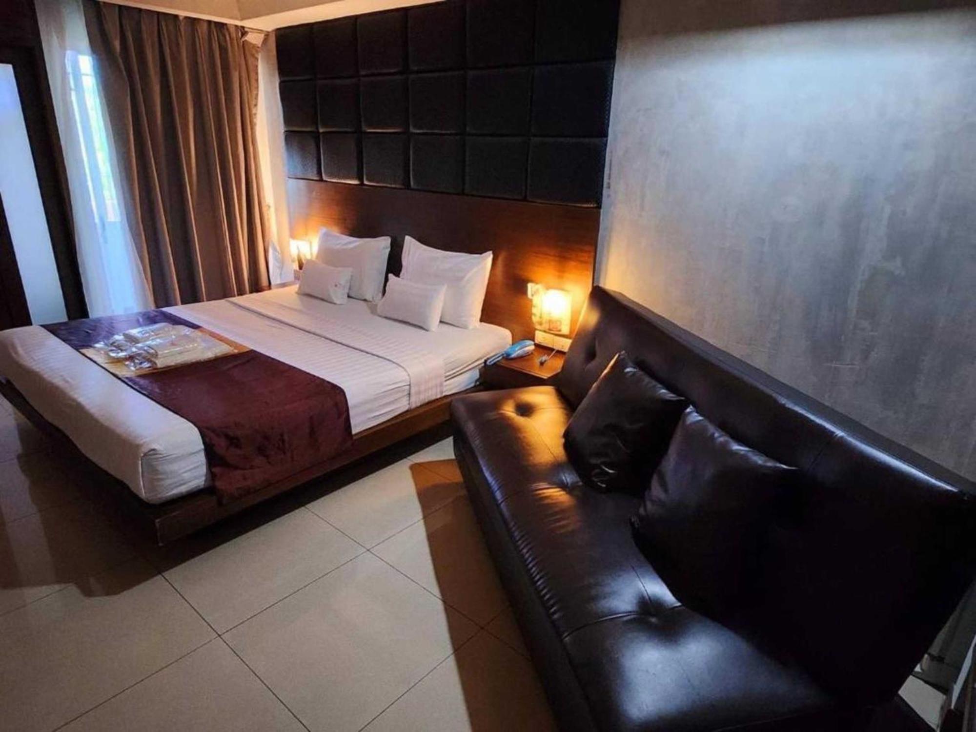 The Bangkok Cha Cha Suite Bagian luar foto
