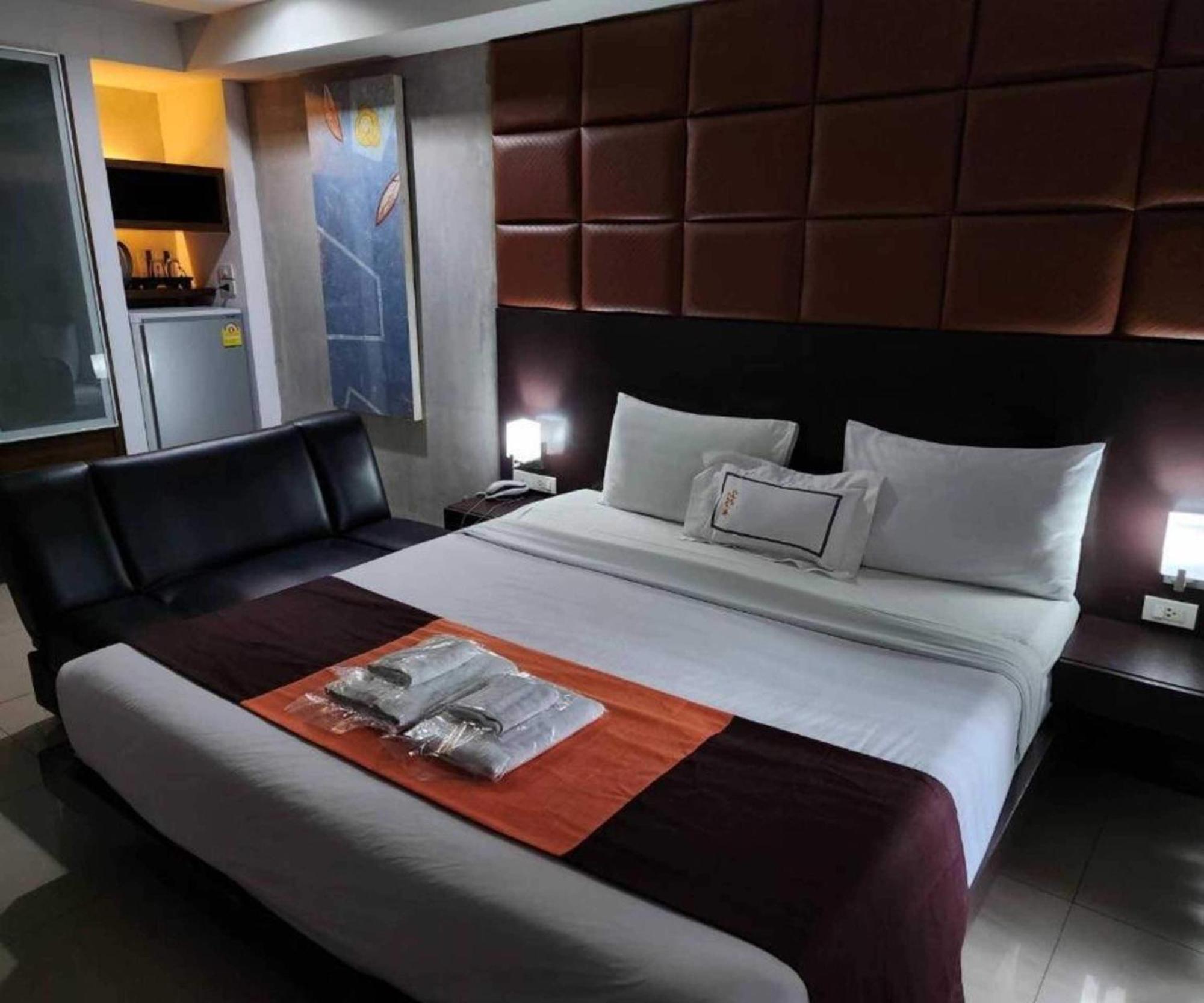 The Bangkok Cha Cha Suite Bagian luar foto