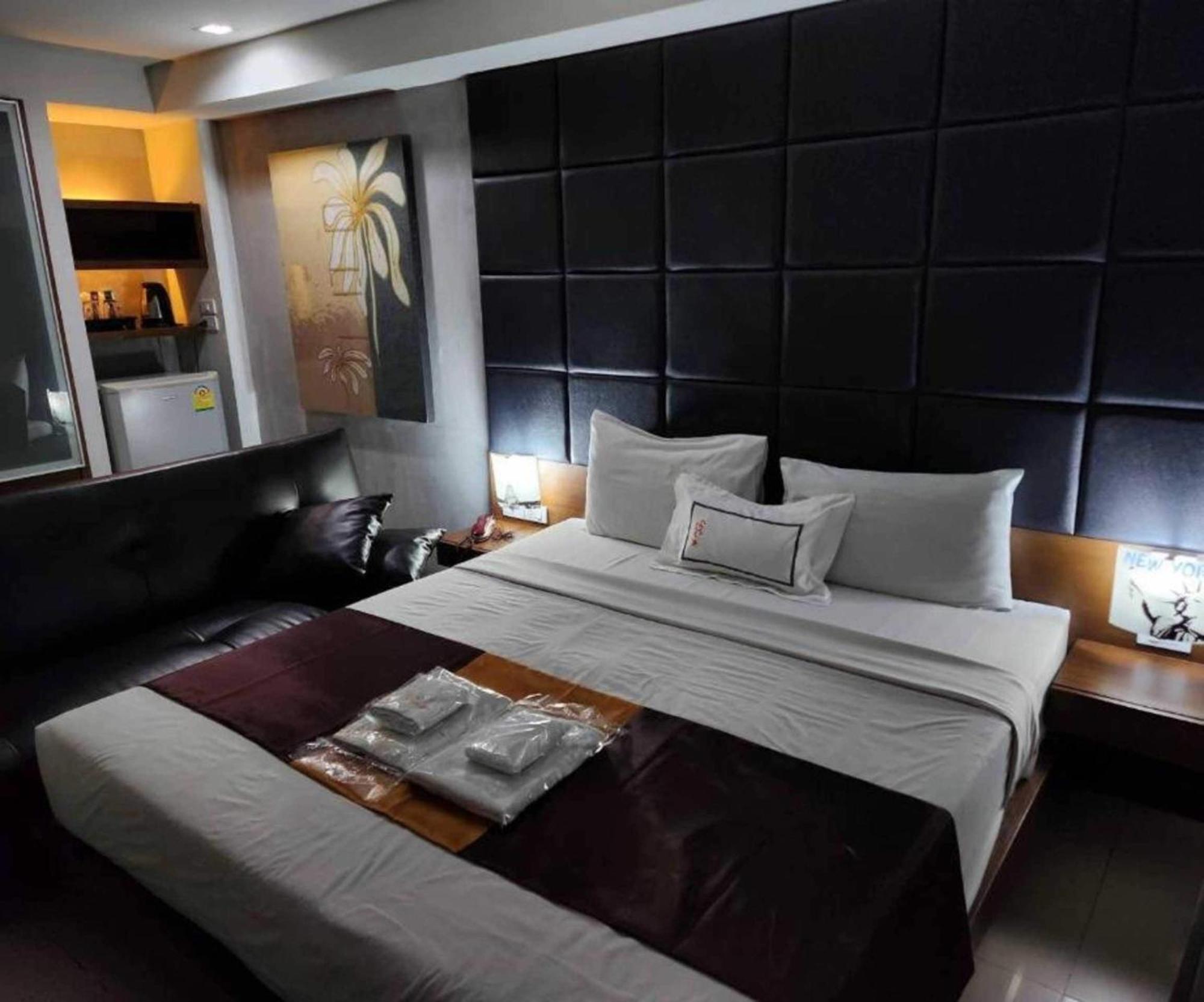 The Bangkok Cha Cha Suite Bagian luar foto